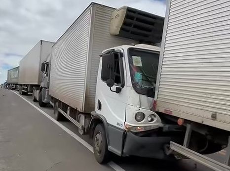 Engavetamento entre sete veículos de carga é registrado na BR-101