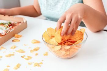 Compulsão alimentar está ligada a ultraprocessados, indica estudo