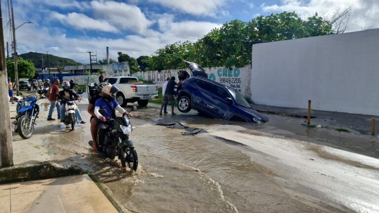 Tubulação rompe e carro é engolido por cratera no bairro Industrial em Aracaju