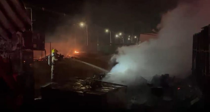 Incêndio atinge um canteiro de obras de condomínio na região do Mosqueiro em Aracaju; ninguém se feriu