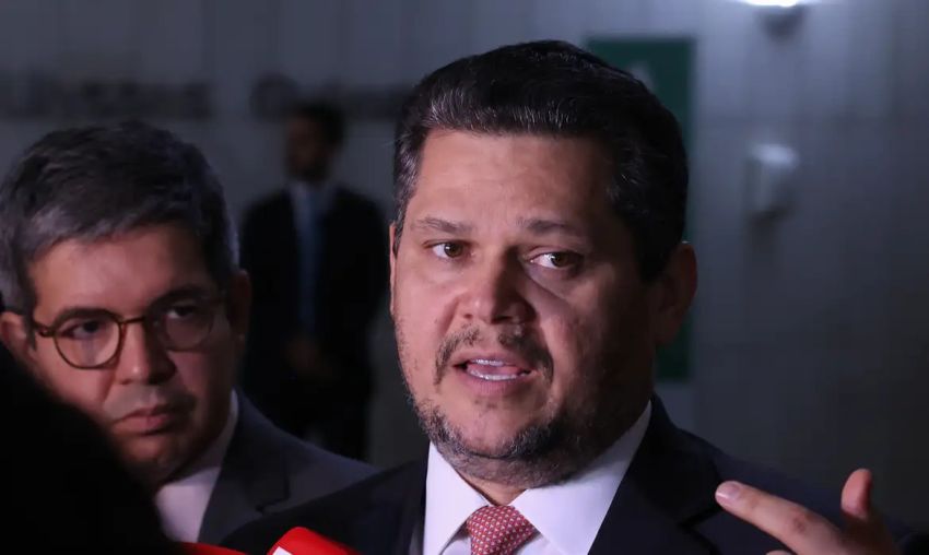 Alcolumbre envia PEC do fim da escala 6x1 para CCJ do Senado