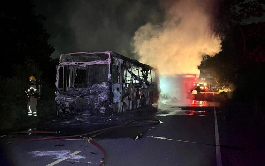 BOMBEIROS COMBATEM INCÊNDIO EM UM ÔNIBUS NA RODOVIA JOÃO BEBE ÁGUA, NO MUNICÍPIO DE SÃO CRISTÓVÃO
