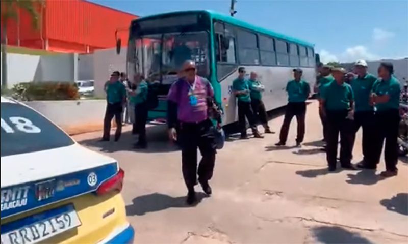 Ônibus da VRS são impedidos pela SMTT de deixar garagem em Aracaju