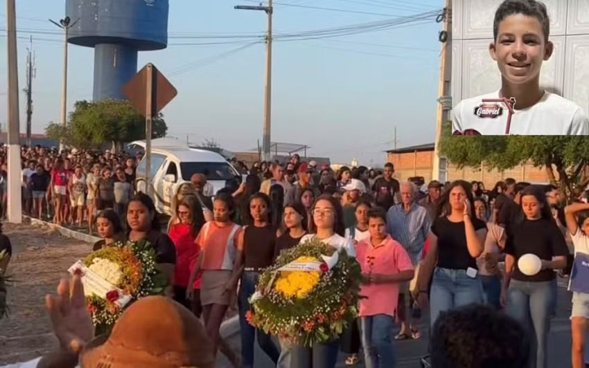 Amigos e familiares se despedem de adolescente que morreu durante 'pega de boi' em Poço Redondo