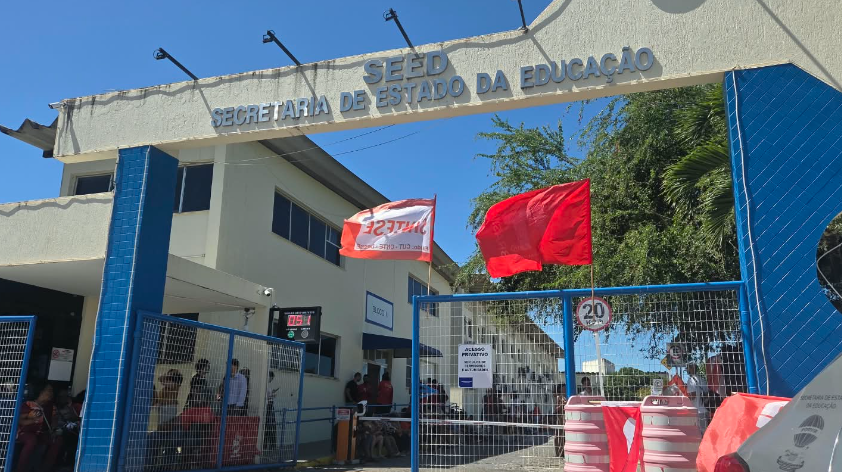 Grevistas ocupam a Secretaria da Educação