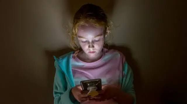 Uso excessivo do celular pode aumentar risco de dores no pescoço e nas costas