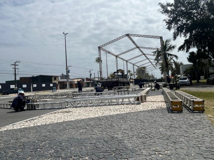 Montagem da estrutura: Pré-Caju 2026 já começou a tomar forma na Orla de Atalaia