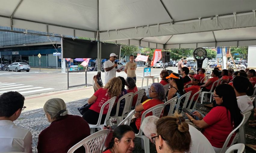 Professores ocupam praça e pedem mediação do TJSE com o Governo