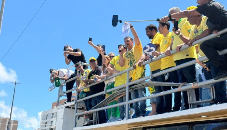 Flávio Bolsonaro participa de motocarreata em Aracaju