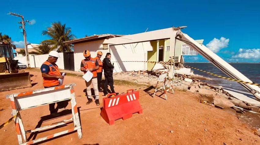 Pista de acesso à praia em Estância é interditada após erosão provocada por maré alta
