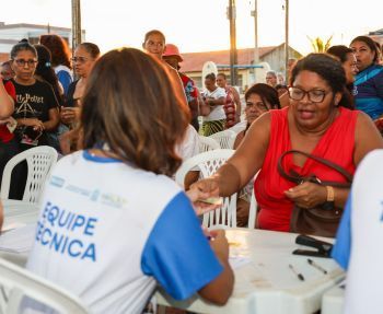 Escritura na Mão: Prefeitura entrega mais de mil certidões de regularização fundiária para moradores do bairro 17 de Mar