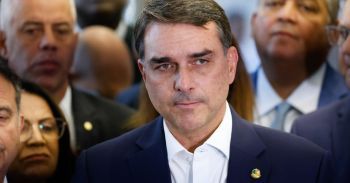 PF apura alegação de que Flávio Bolsonaro teria deixado o Brasil pela Argentina