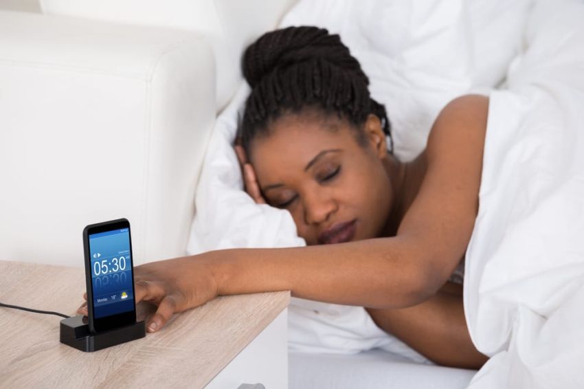 Só mais cinco minutos”: apertar várias vezes o botão de soneca do celular ajuda ou atrapalha o despertar?