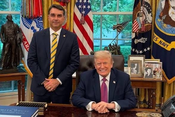 Trump relata ter oferecido visto humanitário e autorização de entrada de Flávio Bolsonaro nos EUA