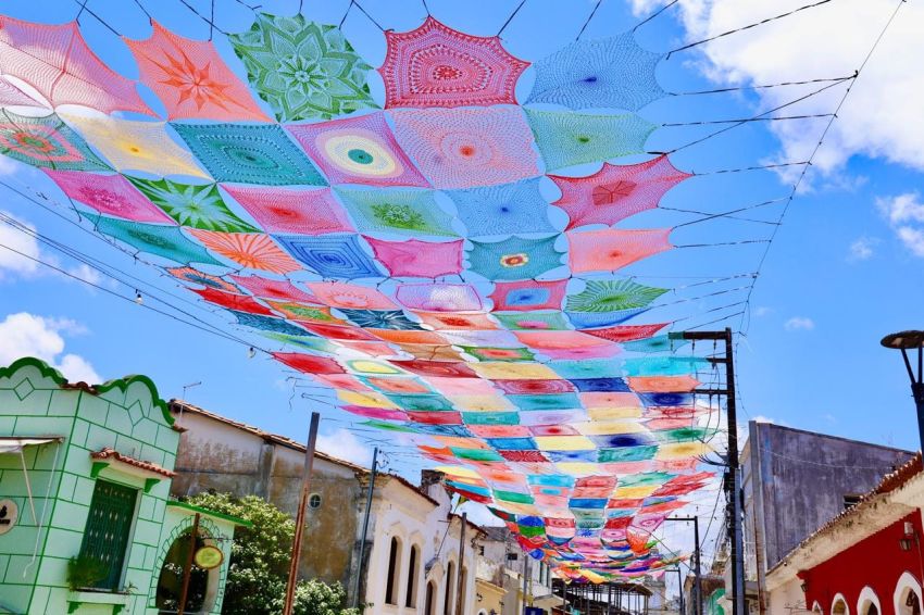 Rua Gastronômica começa a ganhar cobertura de crochê para a 41ª edição do Fasc